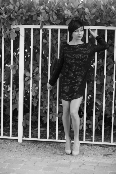 Black White Image Woman Posing Fence — Stock Photo, Image