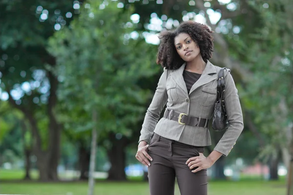 公園内のアフリカ系アメリカ人ファッションモデルの画像 — ストック写真