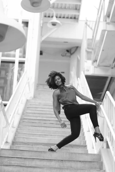 Женщина Необычной Позе Лестнице — стоковое фото