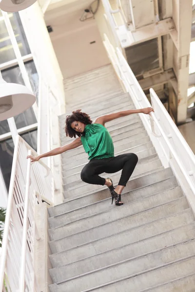 Imagen Una Joven Posando Una Escalera — Foto de Stock