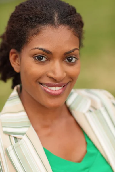 Fiatal fekete nő, mosolygós — Stock Fotó