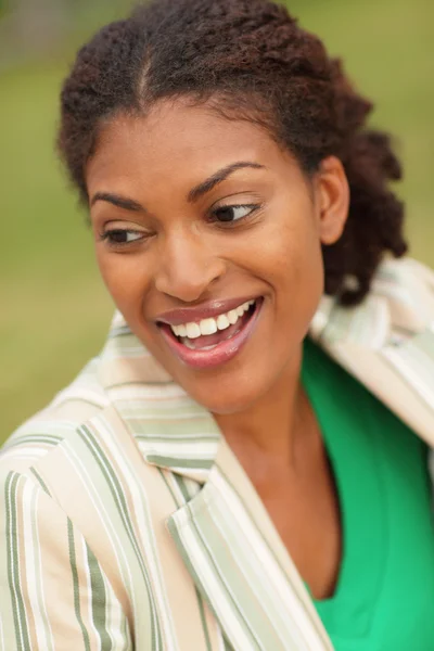 Imagem Uma Mulher Negra Sorrir Sobre Ombro — Fotografia de Stock