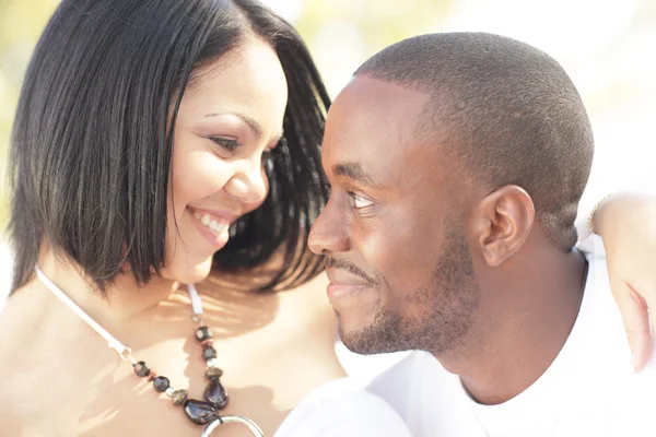 Fiatal házaspár mosolyog egymásra — Stock Fotó