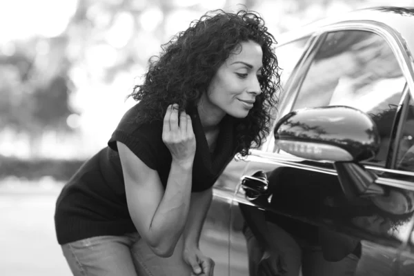 Kvinde kigger i bilen - Stock-foto