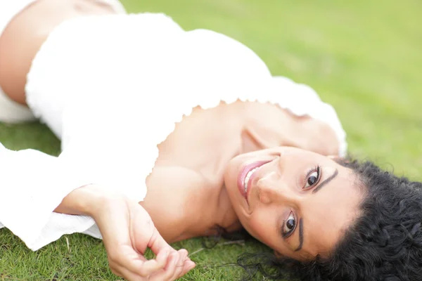 잔디에 누워 섹시 한 여자 — 스톡 사진