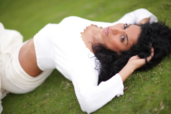 잔디에 누워 섹시 한 여자 — 스톡 사진