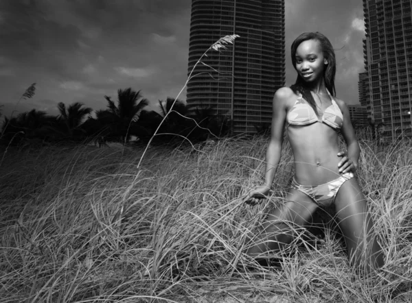 Kvinna poserar i sanddynerna — Stockfoto