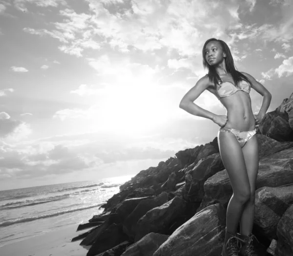 在海滩上摆姿势的女人 — 图库照片