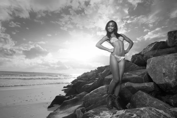 在海滩上摆姿势的女人 — 图库照片