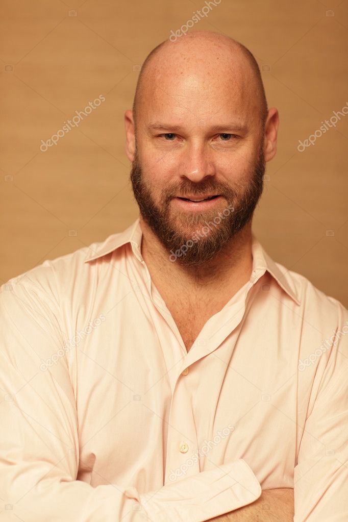 Kale Man Met Gekruiste Armen Stockfoto Felixtm 5221680