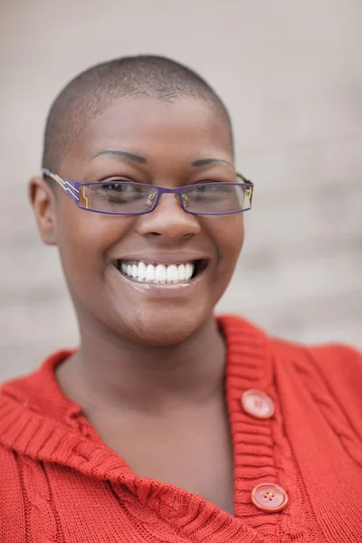 Mujer afroamericana sonriendo —  Fotos de Stock