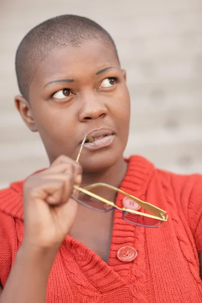 Kvinna med glasögon funderar — Stockfoto