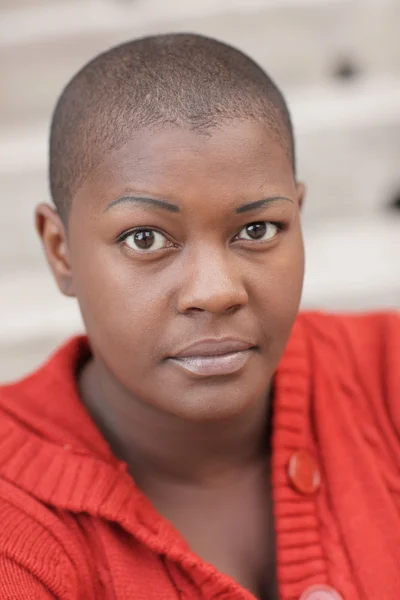 Headshot en ung svart kvinna — Stockfoto