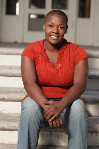 Молода чорна жінка посміхається — стокове фото