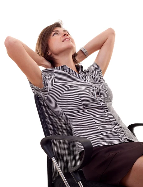 Frau lehnt sich auf einem Stuhl zurück — Stockfoto