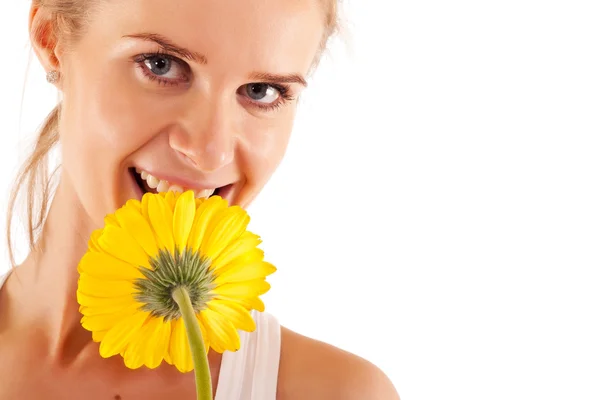 Γυναίκα μυρίζοντας ένα κίτρινο λουλούδι — Φωτογραφία Αρχείου