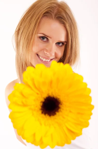 Kvinna ger dig en blomma — Stockfoto