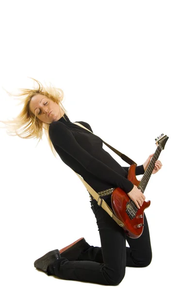 Femme blonde jouant de la guitare — Photo