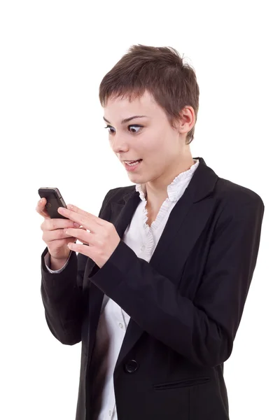 Geschockte Frau beim Anblick eines Handys — Stockfoto