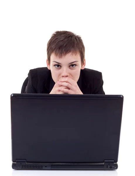 Mujer pensativa trabajando en el ordenador portátil —  Fotos de Stock