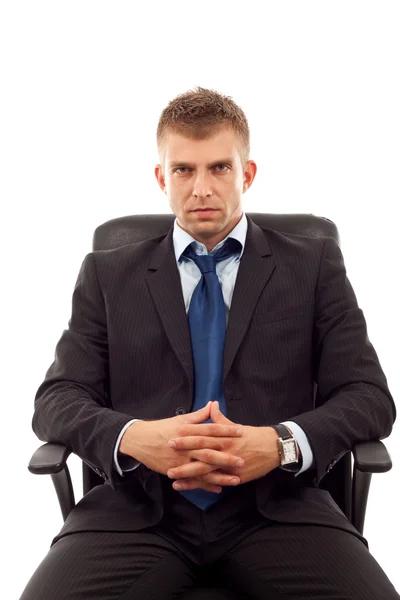 Бизнесмен сидит в офисном кресле — стоковое фото