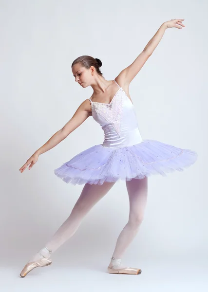 Ballerina im lila Tutu — Stockfoto