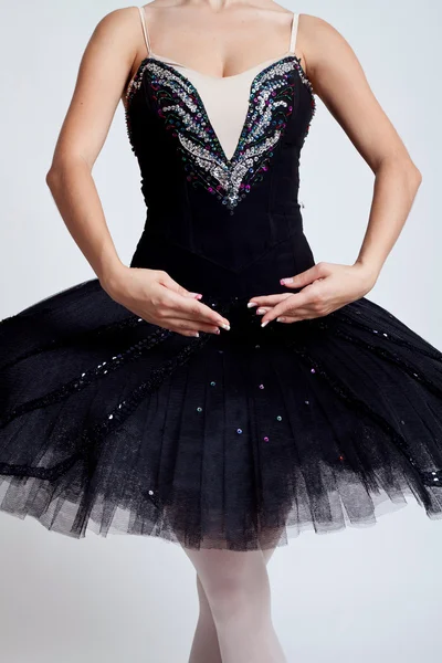 年轻芭蕾舞演员的芭蕾舞裙摆造型 — 图库照片