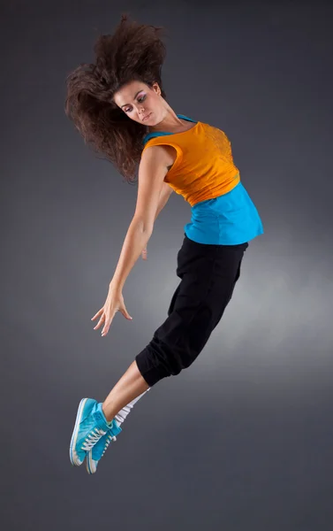 Bailarina está bailando con gracia — Foto de Stock