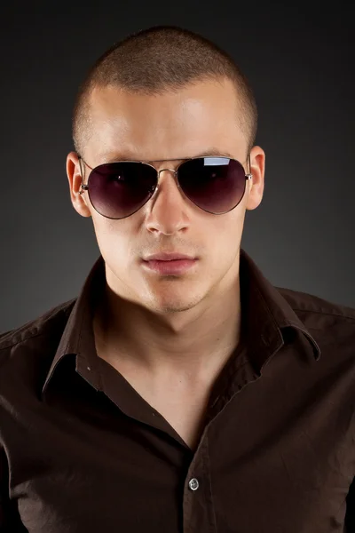 Mladý muž se slunečními brýlemi — Stock fotografie