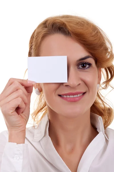 Mulher segurando cartão em branco sobre o olho — Fotografia de Stock