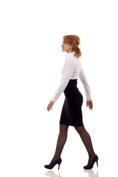 Donna d'affari sta camminando — Foto Stock