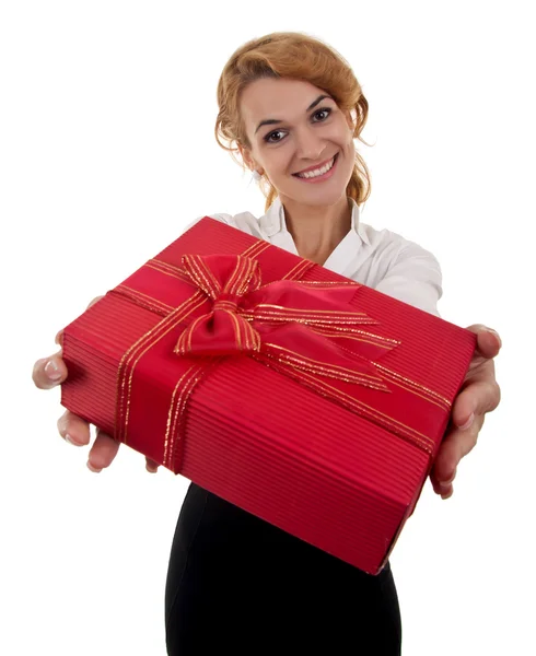 Zakenvrouw is het geven van een geschenk — Stockfoto
