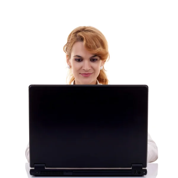 Женщина за компьютером за столом — стоковое фото
