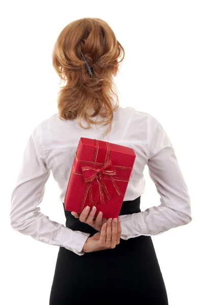 Frau hält ein Geschenk auf dem Rücken — Stockfoto