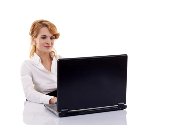 Επαγγελματική γυναίκα που χρησιμοποιεί φορητό υπολογιστή — Φωτογραφία Αρχείου