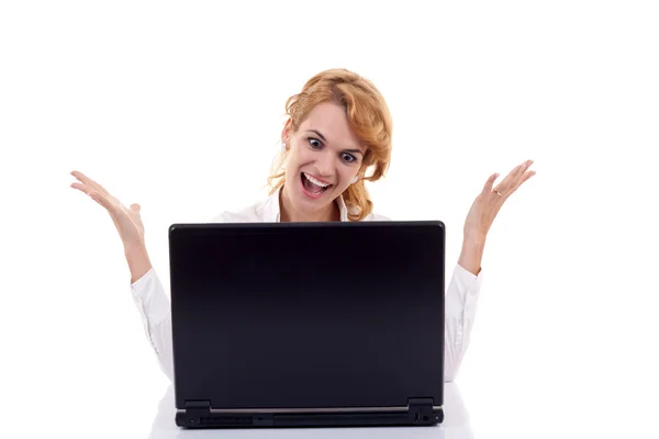 Frau surft im Internet — Stockfoto