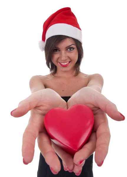 Femme portant le chapeau de Père Noël tient un coeur — Photo