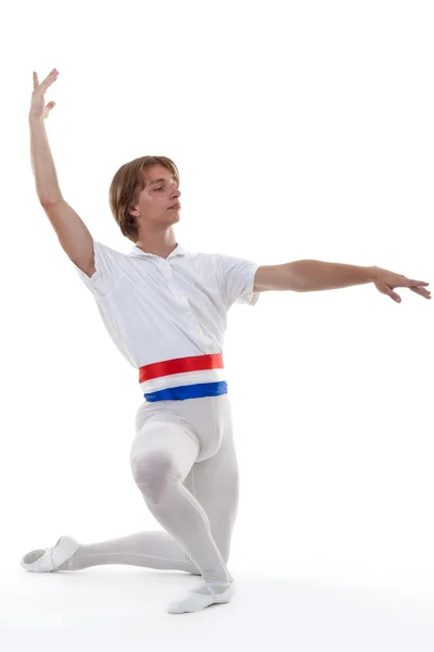 Kneal 在芭蕾舞姿在白色背景上的男芭蕾舞者 — 图库照片