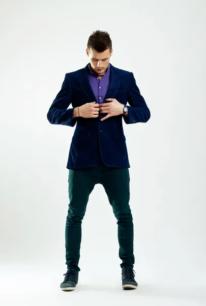 Modemann knöpft sich seinen Mantel zu — Stockfoto