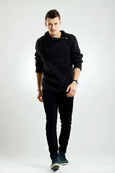 ウォーキング ウールのセーターを着ている男性ファッションモデルの画像 — ストック写真