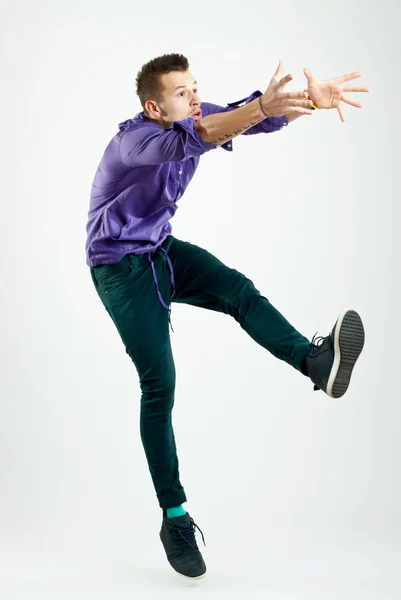 Красивый молодой человек модели прыжки — стоковое фото