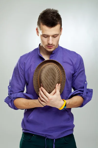 Retrato Belo Caucasiano Rezando Segurando Chapéu Suas Mãos — Fotografia de Stock