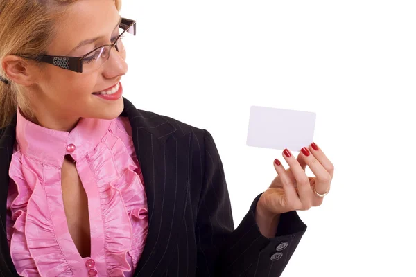 Mujer Negocios Sonriendo Presentando Una Tarjeta Blanca — Foto de Stock