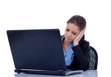 ofiste dizüstü bilgisayarda çalışırken düşünme güzel bir genç kadının portresi