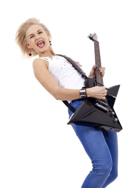 sarışın bir kadın beyaz zemin üzerine gitar ile