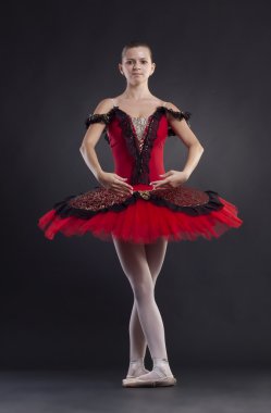 siyah arka plan üzerine poz profesyonel balerin