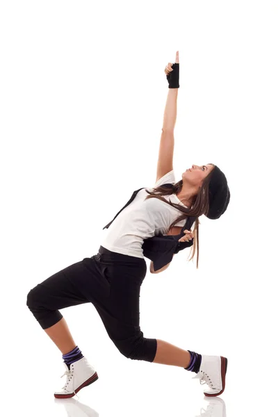 Танцовщица в хип-хоп одежде, принимающая позу — стоковое фото