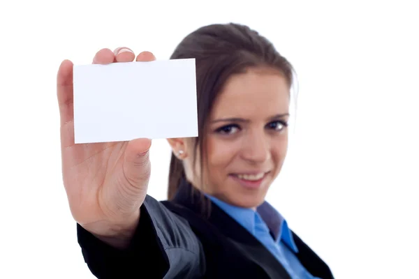 白い背景の空白のビジネス カードを示す幸せな若い女性の肖像画 — ストック写真