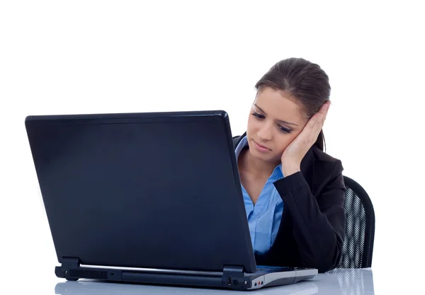 Retrato Uma Bela Jovem Pensando Enquanto Trabalhava Laptop Escritório — Fotografia de Stock
