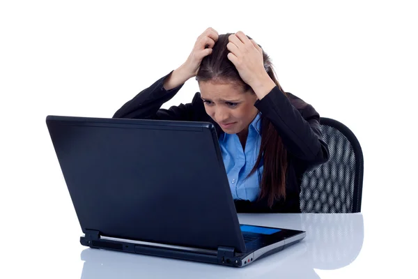 Mujer de negocios leyendo malas noticias en el portátil —  Fotos de Stock